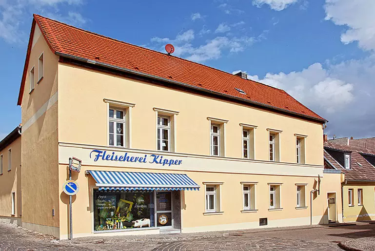 Außenansicht der Hauptfiliale der Fleischerei Kipper in Alsleben