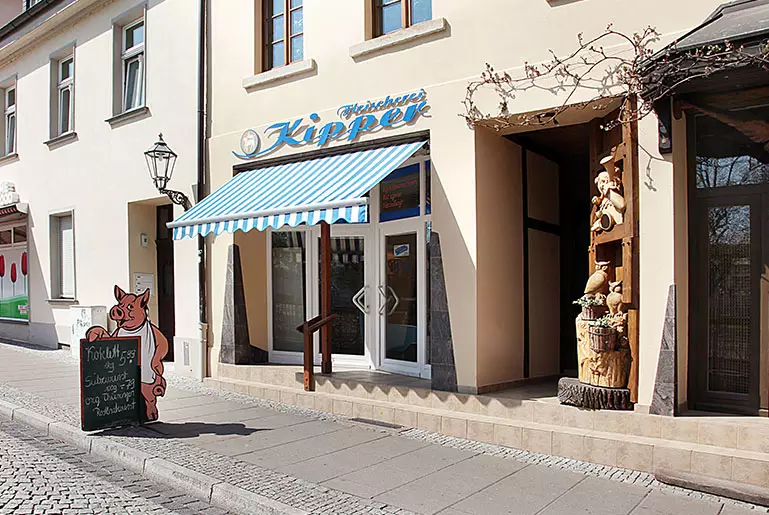 Außenansicht der Filiale der Fleischerei Kipper in Bernburg am Karlsplatz